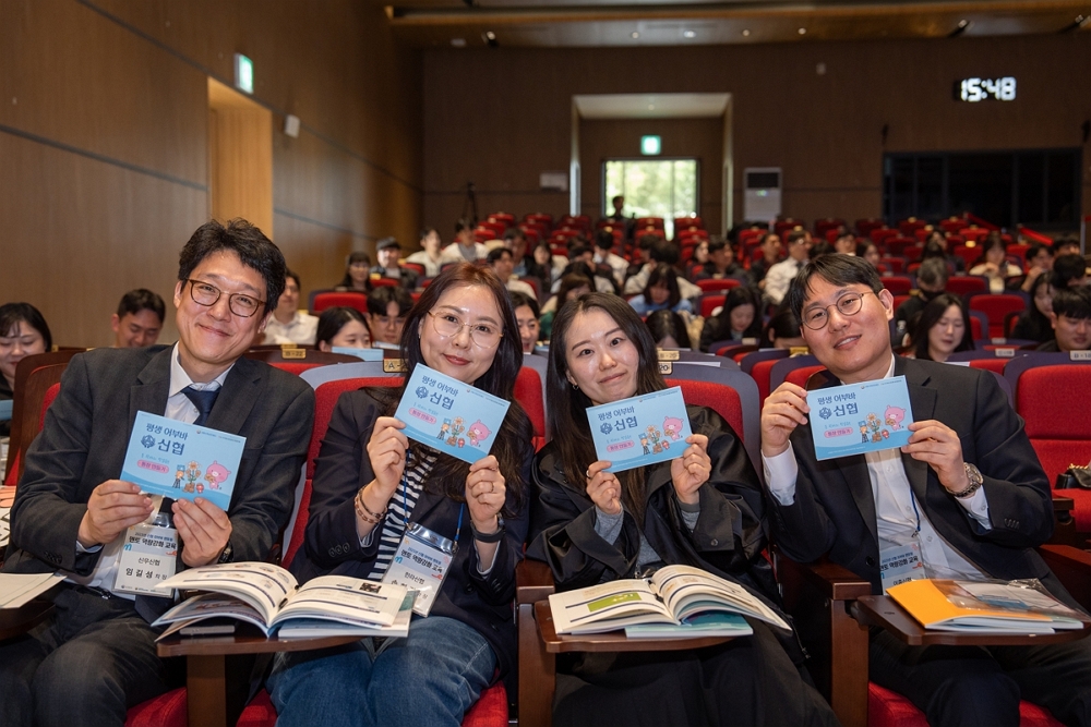 사진 1. 지난달 열린 ‘2025년 멘토 역량강화 교육’에서 ‘나만의 통장 만들기’ 교구를 직접 제작해 선보인 신협 임직원들