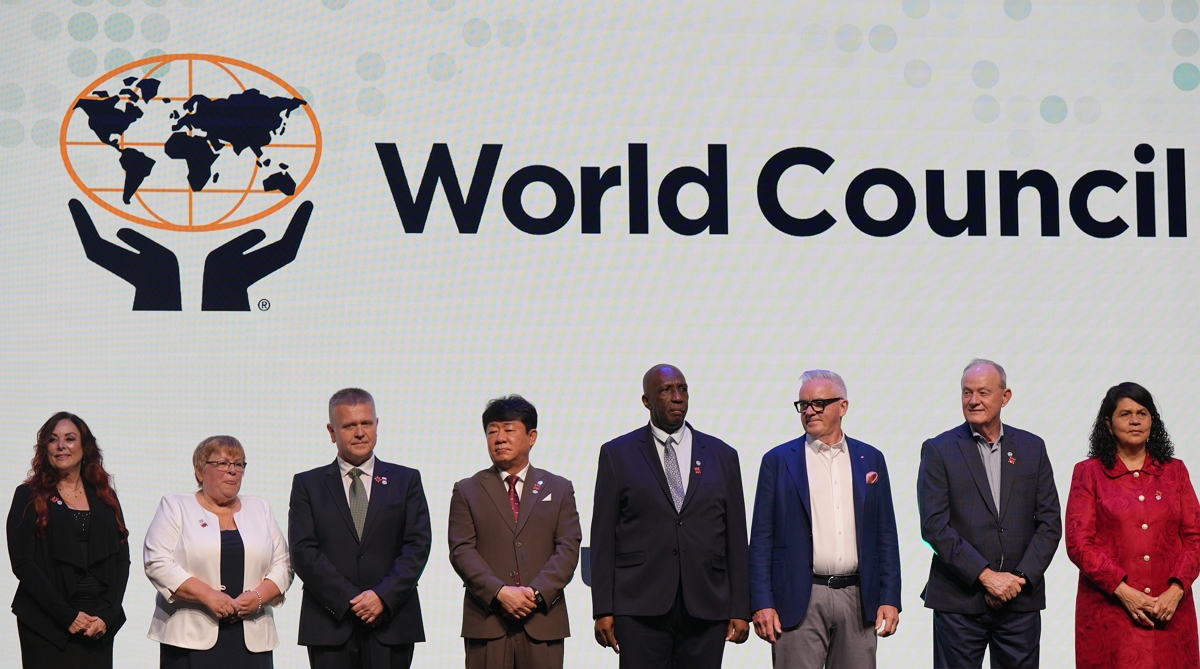 스웨덴 스톡홀름에서 개최된 2025년 세계신협 컨퍼런스에서 세계신협 대표들이 모여 기념사진을 찍고 있다. (사진 중앙에 위치한 김윤식 신협중앙회장) 