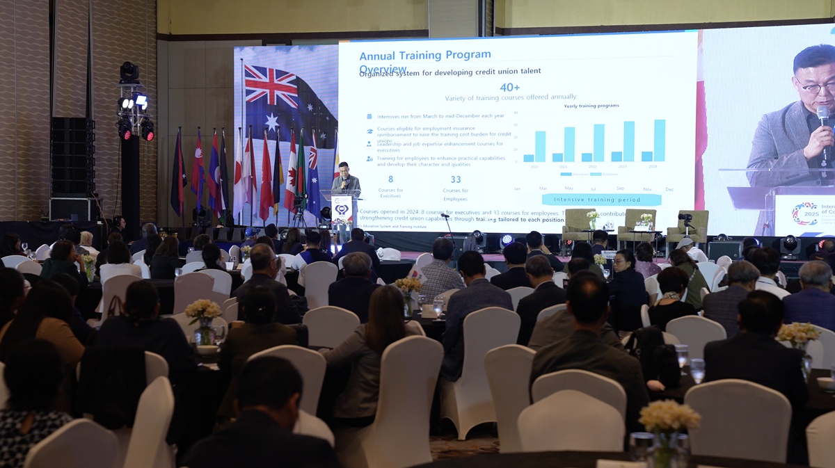 사진2. 이상윤 신협중앙연수원장이 기조강연에서 한국 신협의 연수 인프라와 교육과정을 소개하고 있다