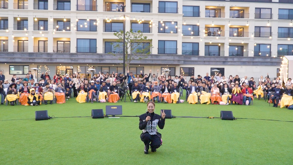 사진 3 가수 인순이가 제주 음악회 참석자들과 함께 사진 찍고 있다.