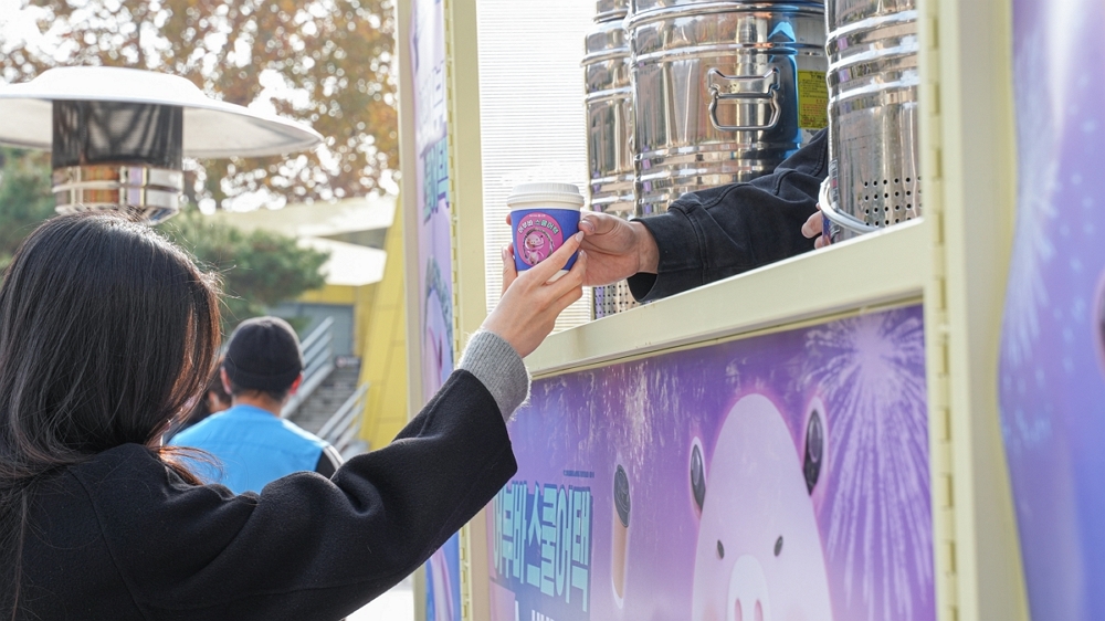 사진 2 신협 어부바 스쿨어택 현장에서 학생들이 음료를 수령하는 모습